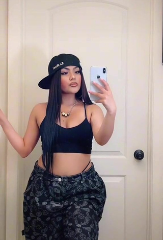 6. Sexy michelledazling Shows Cleavage in Black Crop Top