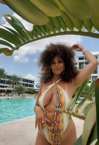 Sexy peachy.mely Shows Cleavage in Swimsuit