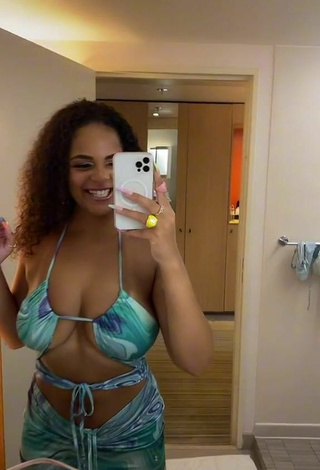 Sexy peachy.mely Shows Cleavage in Bikini Top