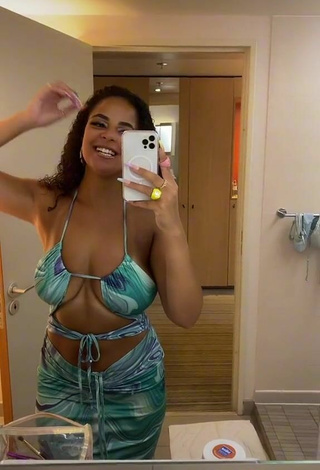 5. Sexy peachy.mely Shows Cleavage in Bikini Top