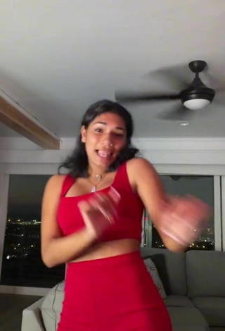 4. Sexy Ayiana Randolph Shows Cleavage in Checkered Crop Top and Bouncing Breasts