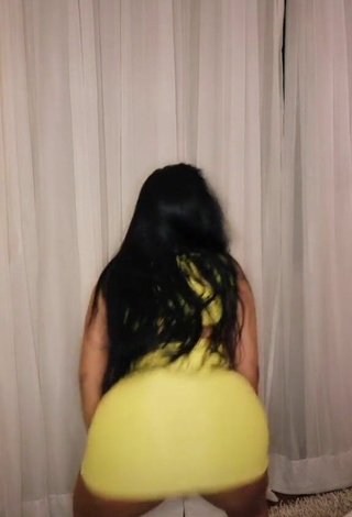 6. Cute Renee Blimgiz Shows Cleavage in Yellow Dress