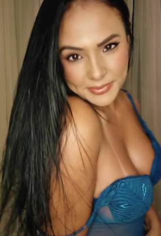 6. Hot Renee Blimgiz Shows Cleavage in Turquoise Bodysuit