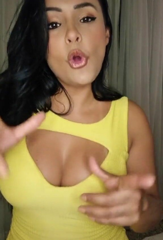 2. Hot Renee Blimgiz Shows Cleavage in Yellow Dress