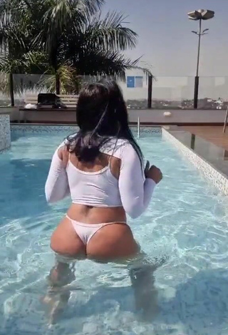 2. Pretty Renee Blimgiz Shows Big Butt at the Swimming Pool