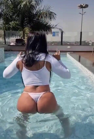 5. Pretty Renee Blimgiz Shows Big Butt at the Swimming Pool