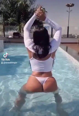 4. Alluring Renee Blimgiz Shows Big Butt at the Pool