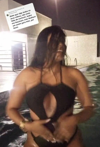 4. Cute Renee Blimgiz Shows Cleavage in Black Swimsuit at the Swimming Pool