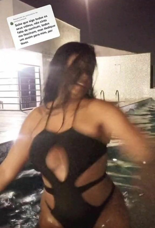 5. Cute Renee Blimgiz Shows Cleavage in Black Swimsuit at the Swimming Pool
