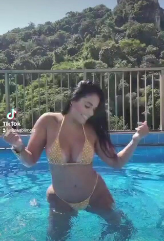 3. Erotic Renee Blimgiz Shows Big Butt at the Pool