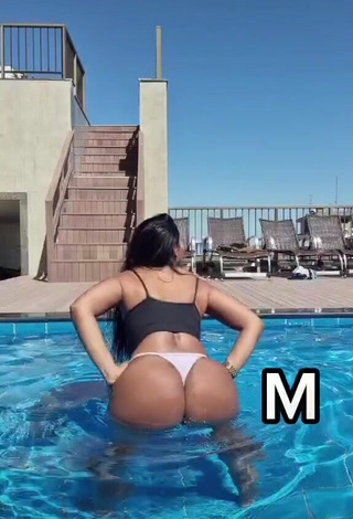 2. Hottie Renee Blimgiz Shows Big Butt at the Pool while Twerking