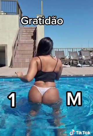 5. Hottie Renee Blimgiz Shows Big Butt at the Pool while Twerking
