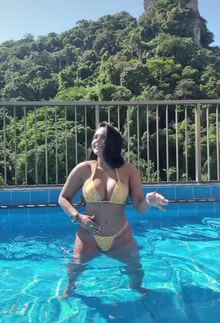2. Wonderful Renee Blimgiz Shows Cleavage in Polka Dot Bikini at the Swimming Pool
