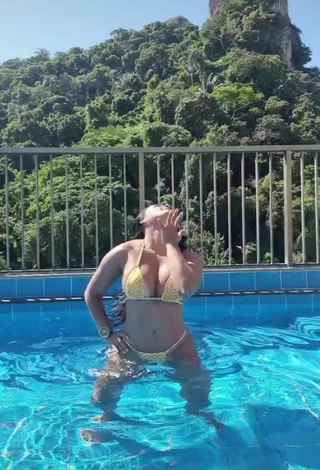 3. Wonderful Renee Blimgiz Shows Cleavage in Polka Dot Bikini at the Swimming Pool