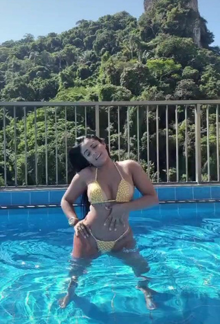 4. Wonderful Renee Blimgiz Shows Cleavage in Polka Dot Bikini at the Swimming Pool
