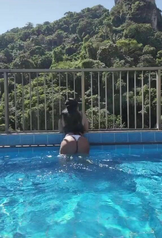 Cute Renee Blimgiz Shows Big Butt at the Pool