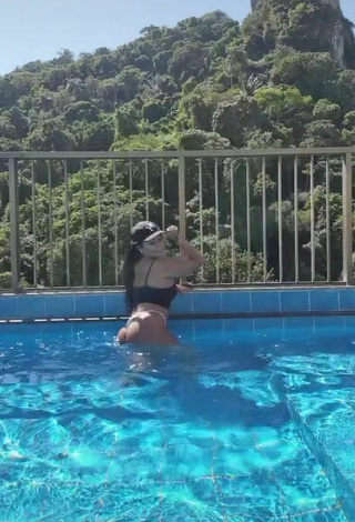 3. Cute Renee Blimgiz Shows Big Butt at the Pool