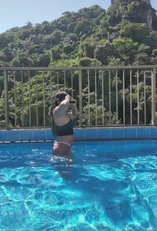 4. Cute Renee Blimgiz Shows Big Butt at the Pool