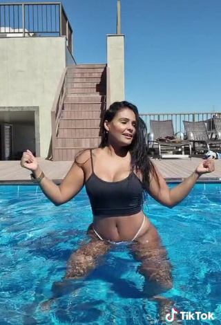 6. Hot Renee Blimgiz Shows Big Butt at the Pool