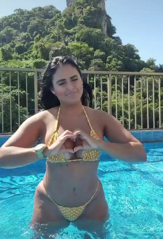 2. Hottest Renee Blimgiz Shows Cleavage in Polka Dot Bikini at the Swimming Pool