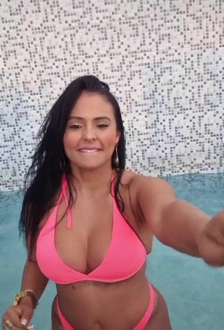 3. Amazing Renee Blimgiz Shows Cleavage in Hot Pink Bikini at the Pool
