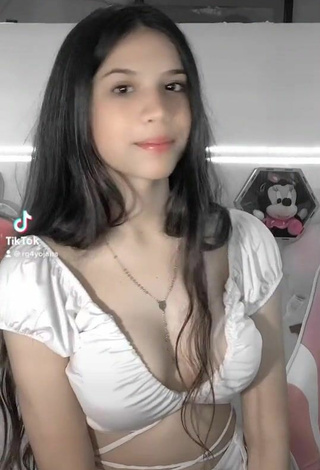 1. Sweetie Yojana Hoyos Shows Cleavage in White Crop Top and Bouncing Boobs