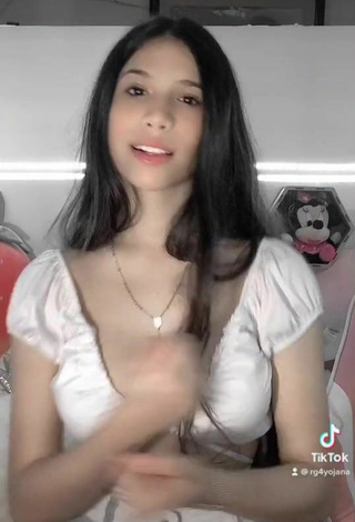 6. Sweetie Yojana Hoyos Shows Cleavage in White Crop Top and Bouncing Boobs