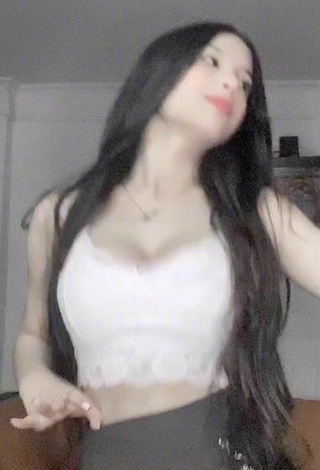 3. Hot Yojana Hoyos Shows Cleavage in White Crop Top and Bouncing Breasts