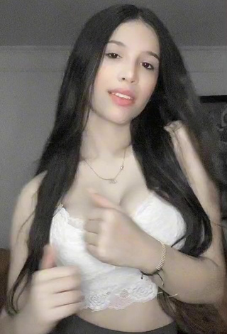 3. Sexy Yojana Hoyos Shows Cleavage in White Crop Top and Bouncing Breasts