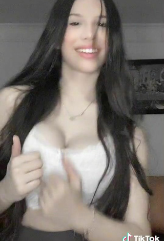 4. Sexy Yojana Hoyos Shows Cleavage in White Crop Top and Bouncing Breasts
