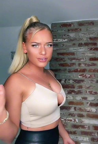 3. Sexy Saraht1me Shows Cleavage in Beige Crop Top