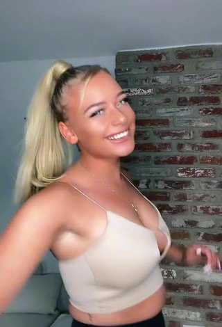6. Sexy Saraht1me Shows Cleavage in Beige Crop Top