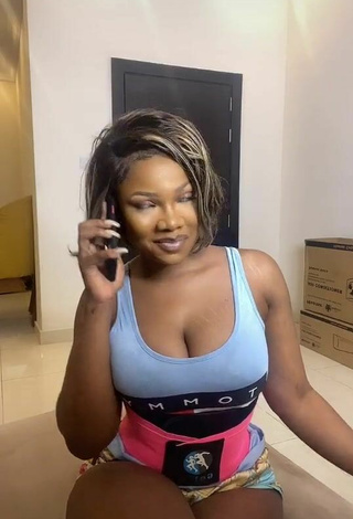 Sweetie Tacha Shows Cleavage in Blue Crop Top