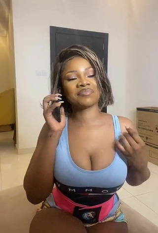 2. Sweetie Tacha Shows Cleavage in Blue Crop Top