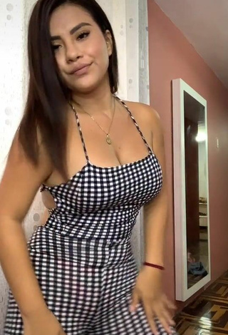 5. Hot Thamara Gómez Shows Cleavage in Checkered Overall