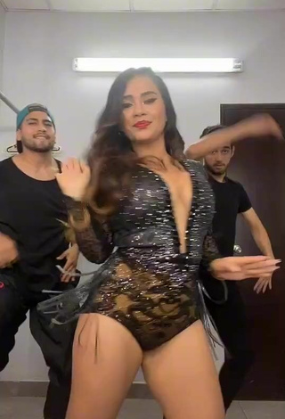 5. Sexy Thamara Gómez Shows Cleavage in Black Overall