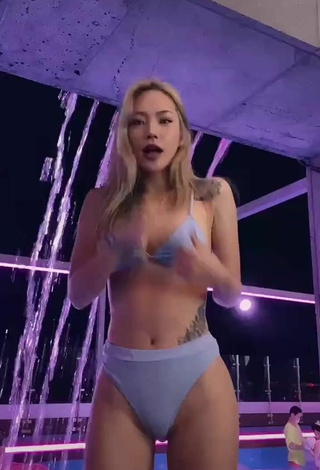 5. Sweet Jade 모델 제이드 Shows Cleavage in Cute Blue Bikini at the Pool