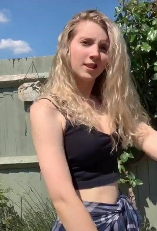 4. Cute Amélia Grace in Black Crop Top