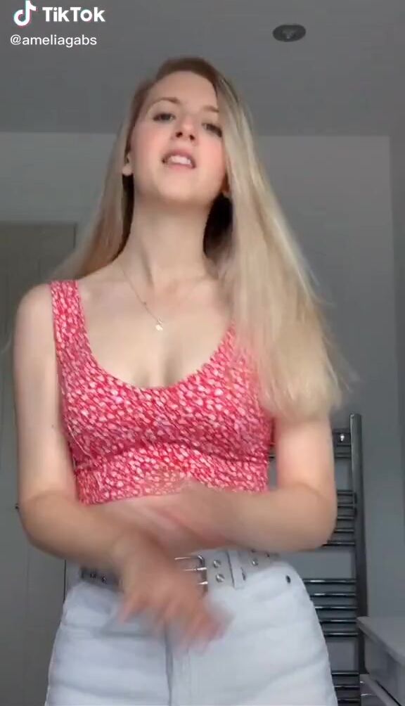 Sexy Amélia Grace in Floral Crop Top sexyfilter