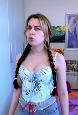 4. Sexy Esther Shows Cleavage