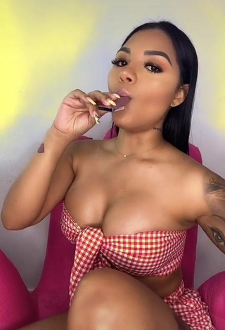Breathtaking Anyuri Lozano Shows Cleavage in Checkered Crop Top