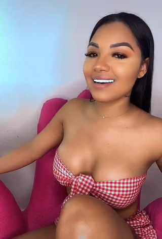 3. Breathtaking Anyuri Lozano Shows Cleavage in Checkered Crop Top