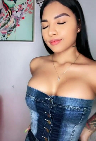 Erotic Anyuri Lozano Shows Cleavage in Top