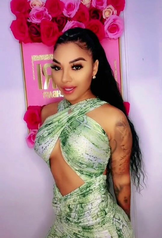 3. Sexy Anyuri Lozano in Green Dress
