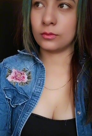 Sexy Arii Shows Cleavage in Top