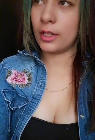 5. Sexy Arii Shows Cleavage in Top