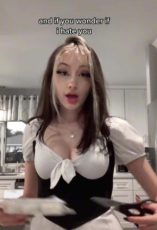 Sexy Avszerr Shows Cleavage in Black Corset