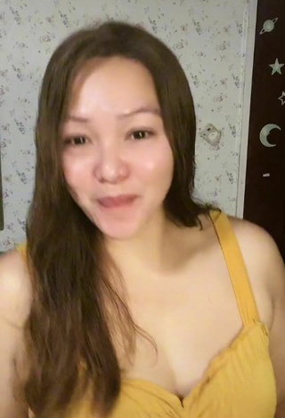 Sexy Cherryfloresyebro Shows Cleavage in Yellow Top