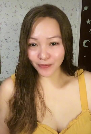6. Sexy Cherryfloresyebro Shows Cleavage in Yellow Top