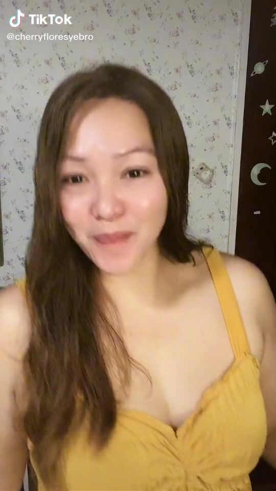 Sexy Cherryfloresyebro Shows Cleavage In Yellow Top